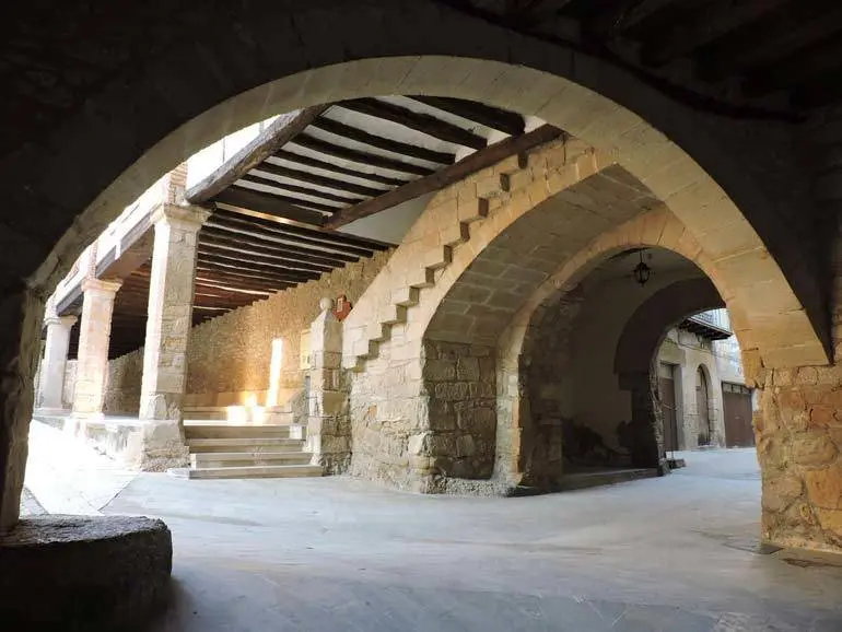 El ayuntamiento es una antigua c&aacute;rcel medieval de pozo