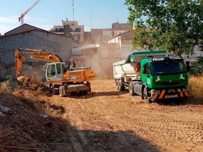 La primera frase contempla adem&aacute;s la obra completa de urbanizaci&oacute;n de las calles adyacentes al solar