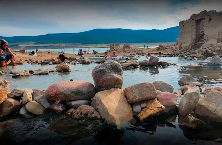 Durante unas pocas semanas al a&ntilde;o se puede disfrutar de las aguas sulfurosas del balneario de Tiermas 