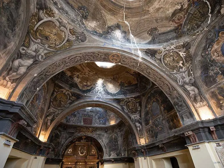 Las obras eliminar&aacute;n las humedades y restaurar&aacute;n los frescos. Foto: Laura Trives