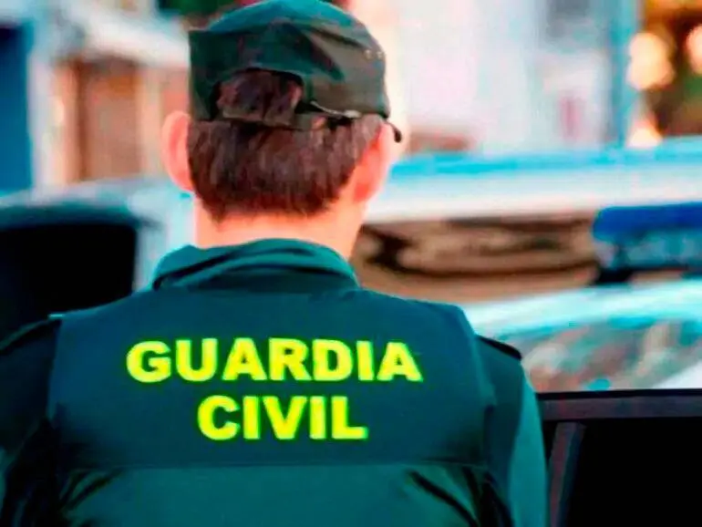 El suceso se produjo el pasado 21 de marzo y, adem&aacute;s del coche, el detenido hab&iacute;a sustra&iacute;do presuntamente material del Pol&iacute;gono de la localidad