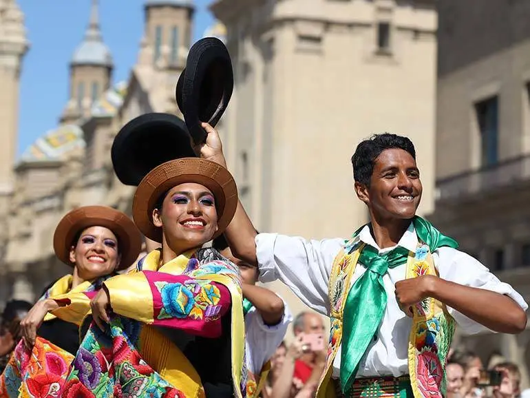 Los diferentes pa&iacute;ses participantes han salido a las calles de Zaragoza. Foto: Laura Trives 