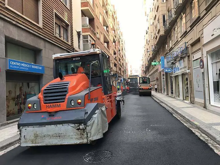 Operaci&oacute;n asfalto en una calle de Zaragoza