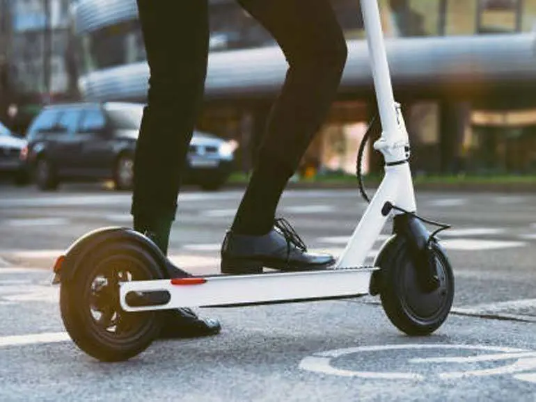 El conductor del patinete fue sometido a una prueba de alcoholemia de la que obtuvo un resultado negativo