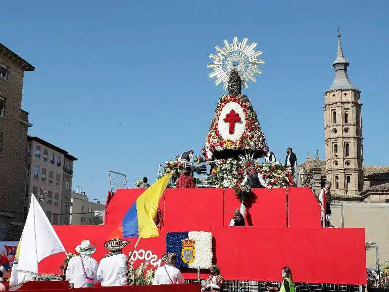 En 2021, tambi&eacute;n como excepci&oacute;n, la Casa de Canarias en Arag&oacute;n coloc&oacute; la bandera floral de la isla de La Palma