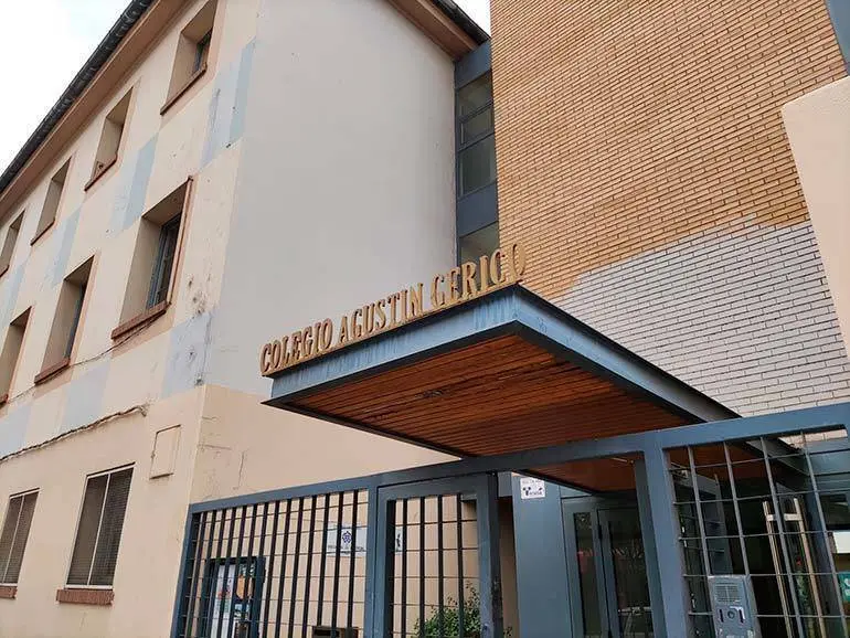 Los padres tratan el tema con prudencia y el colegio se remite a sus comunicados