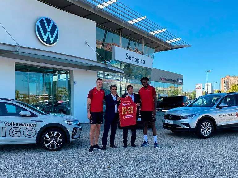 Los jugadores han acudido a Sartopina, concesionario patrocinador del equipo. Foto: Basket Zaragoza