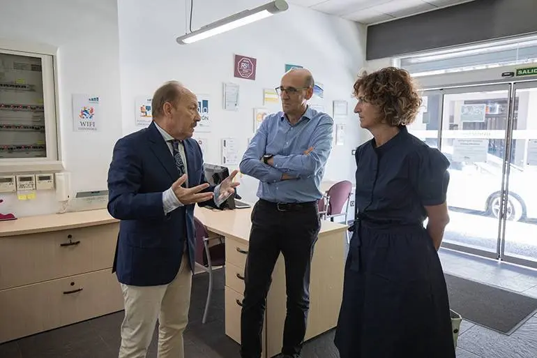 La directora gerente del Instituto Aragon&eacute;s de Empleo, Elena Guinda; el subdirector provincial de Formaci&oacute;n del Inaem en Zaragoza, Enrique Murillo, y el presidente, Eduardo Romero (izda), en la visita 