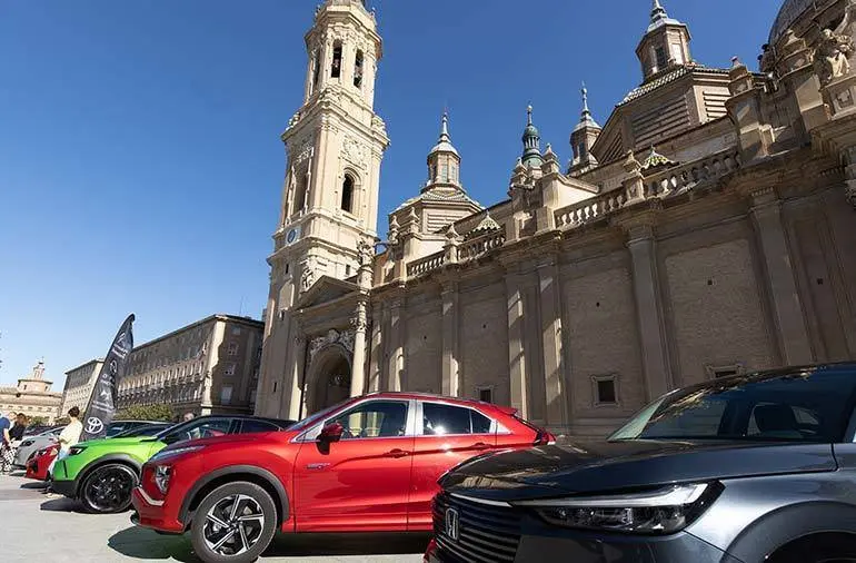 La plaza del Pilar se ha transformado en un aparcamiento de coches el&eacute;ctricos por la Semana de la Movilidad. Foto: Laura Trives.