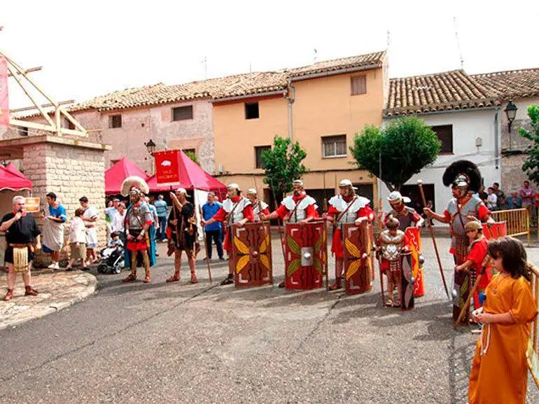 Los valientes guerrilleros volver&aacute;n a tomar Azaila con sus mercados y ritos en Sedeskien: la XVI Jornada &Iacute;bera que congrega este s&aacute;bado en este peque&ntilde;o municipio del Bajo Mart&iacute;n
