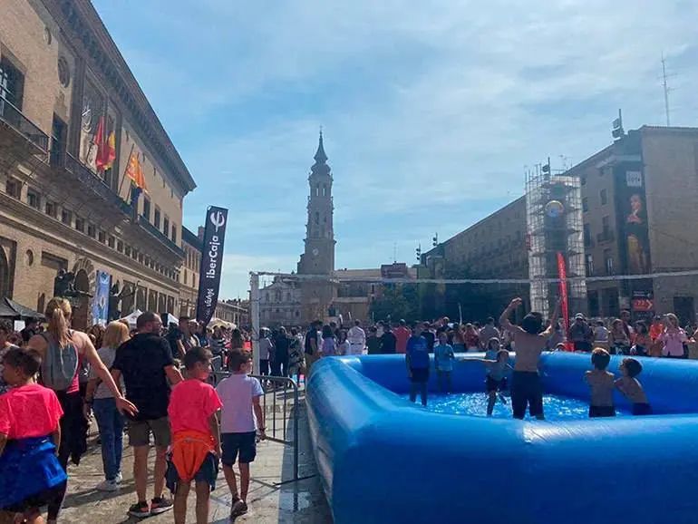 A lo largo de la Plaza del Pilar se han acondicionado diferentes espacios y canchas para practicar numerosos deportes