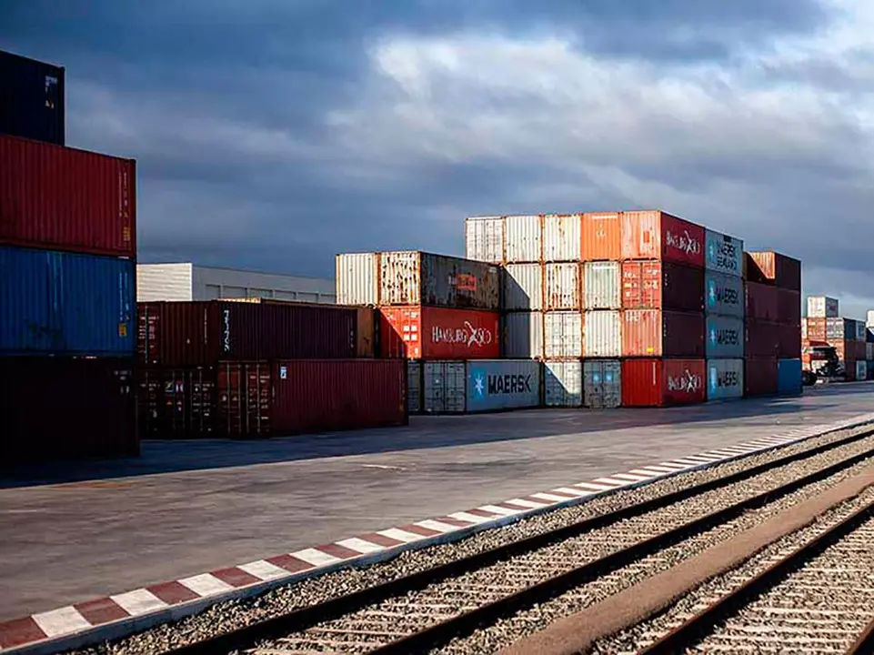 Contenedores de mercanc&iacute;as apilados