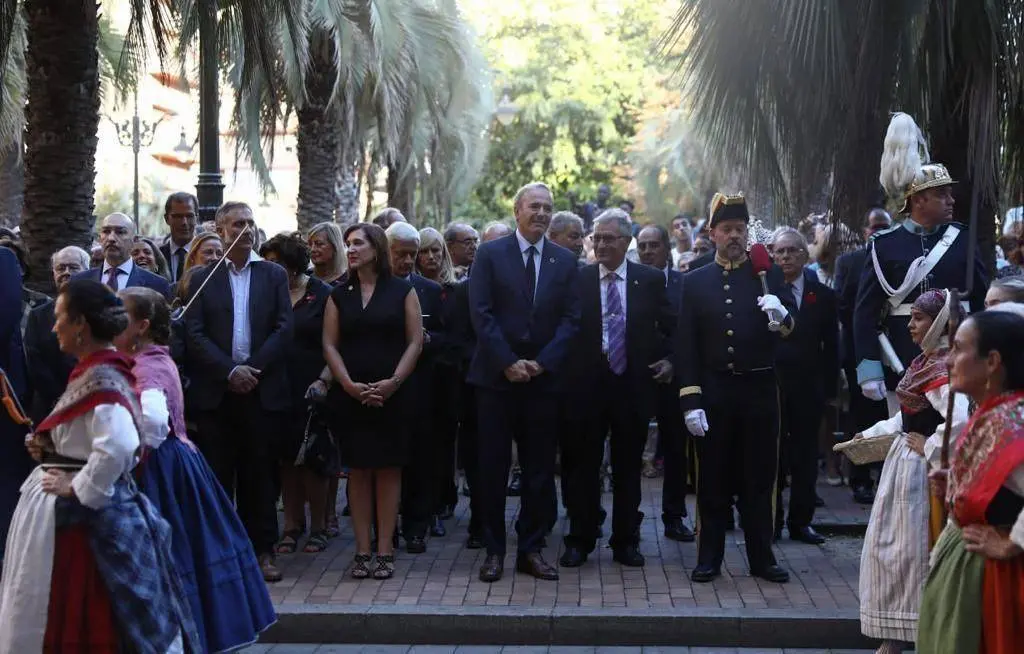 Jorge Azc&oacute;n y equipo de gobierno en el homenaje a las hero&iacute;nas de Los Sitios