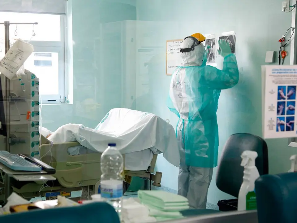 Un sanitario controla una habitaci&oacute;n estanca
