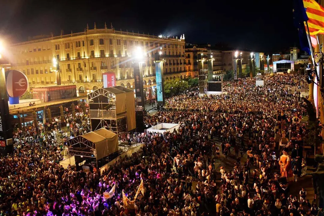 Plaza del Pilar llega de personas durante el Preg&oacute;n 