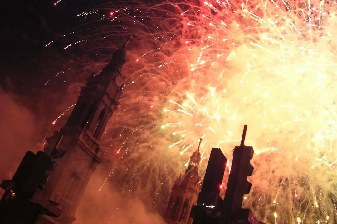 Los Fuegos artificiales sobre el r&iacute;o Ebro
