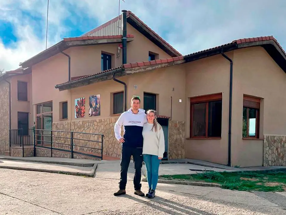 Los responsables del albergue de Griegos posan en el exterior