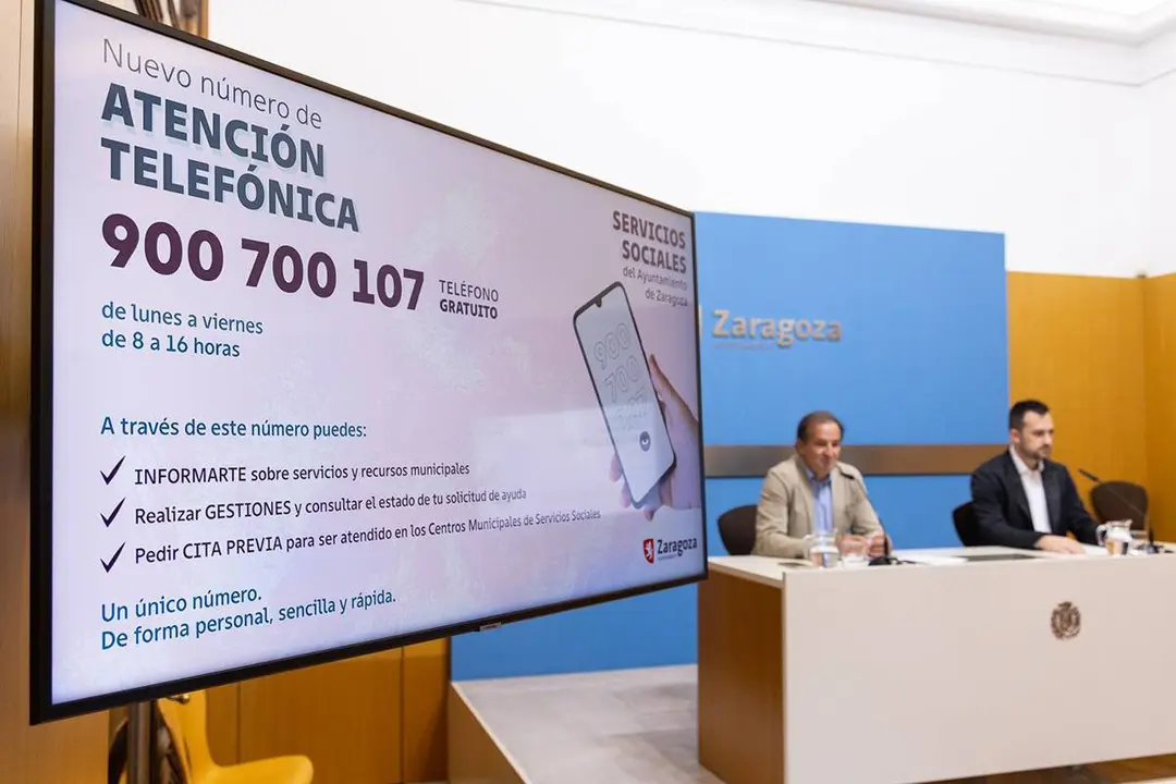 El concejal &Aacute;ngel Lor&eacute;n da una rueda de prensa