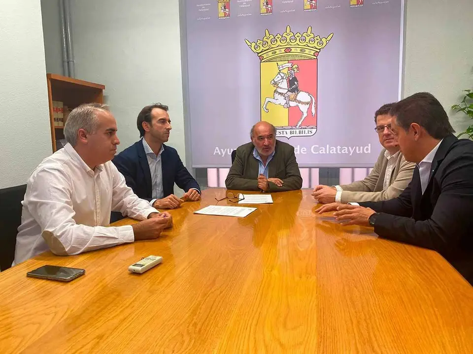 reuni&oacute;n en tono a una mesa en el Ayuntamiento de Calatayud