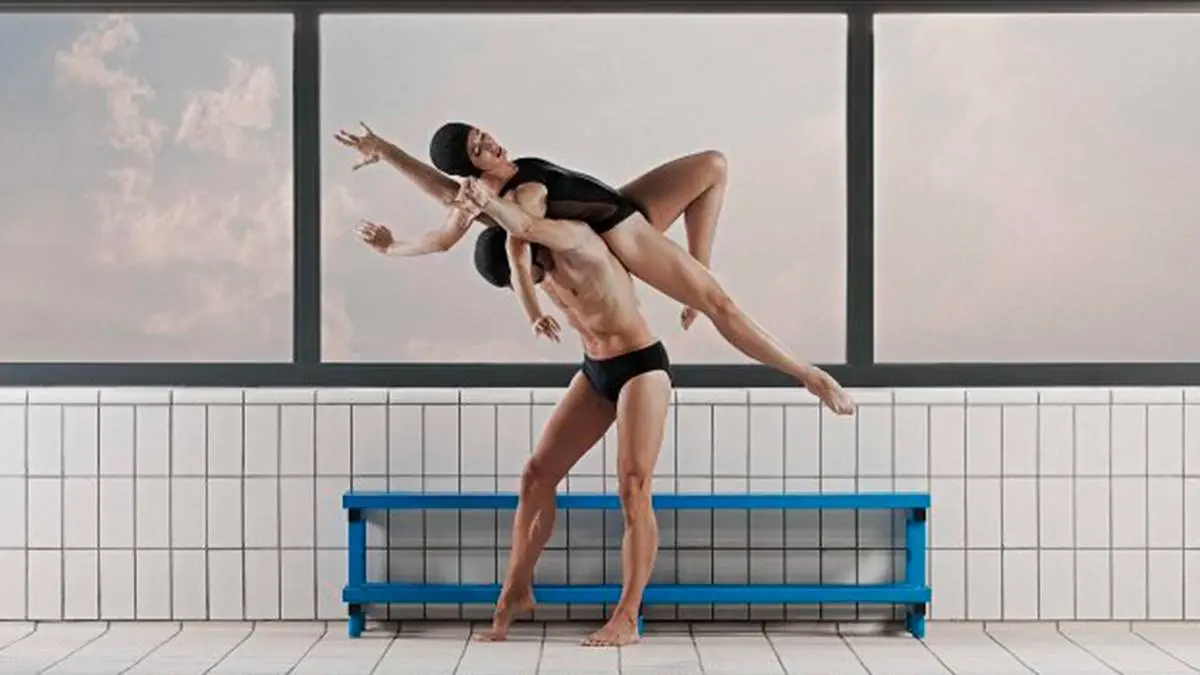 dos bailarines representan El Lago de la compa&ntilde;&iacute;a de danza LaMov