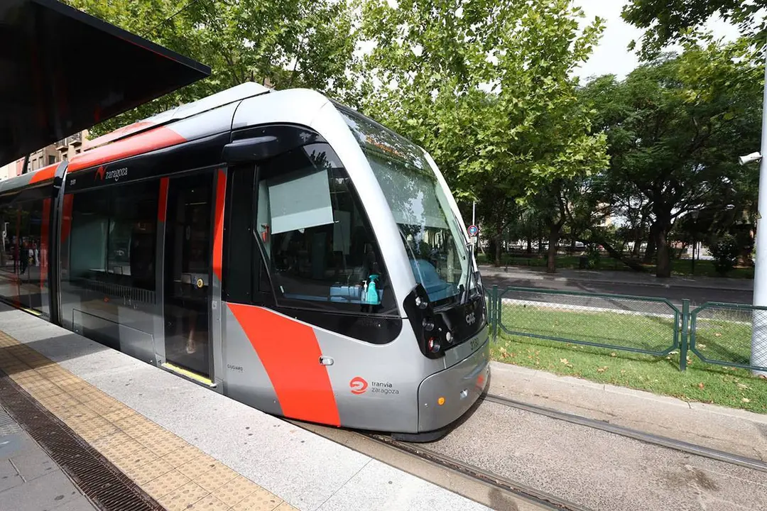 Tranv&iacute;a de Zaragoza en circulaci&oacute;n