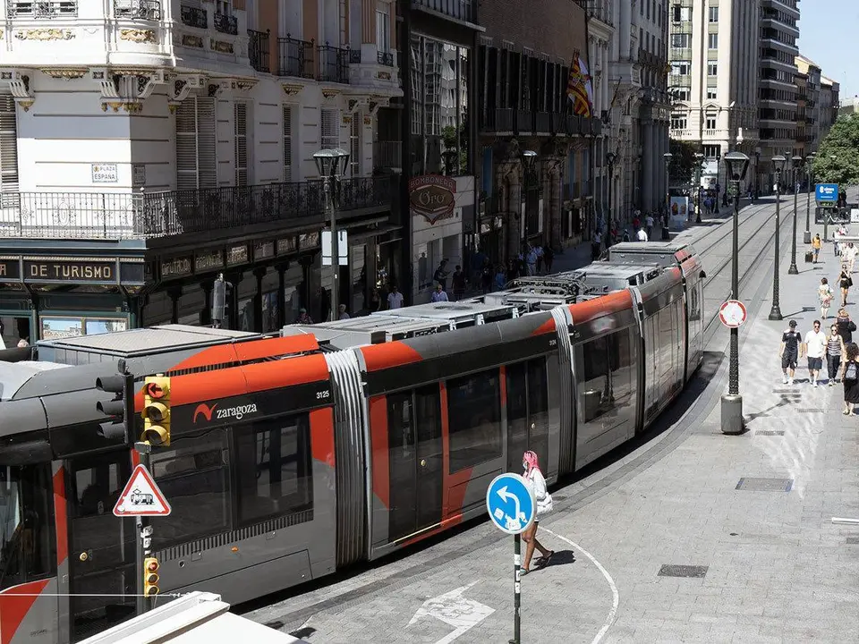 El tranv&iacute;a de Zaragoza a su paso por el Coso