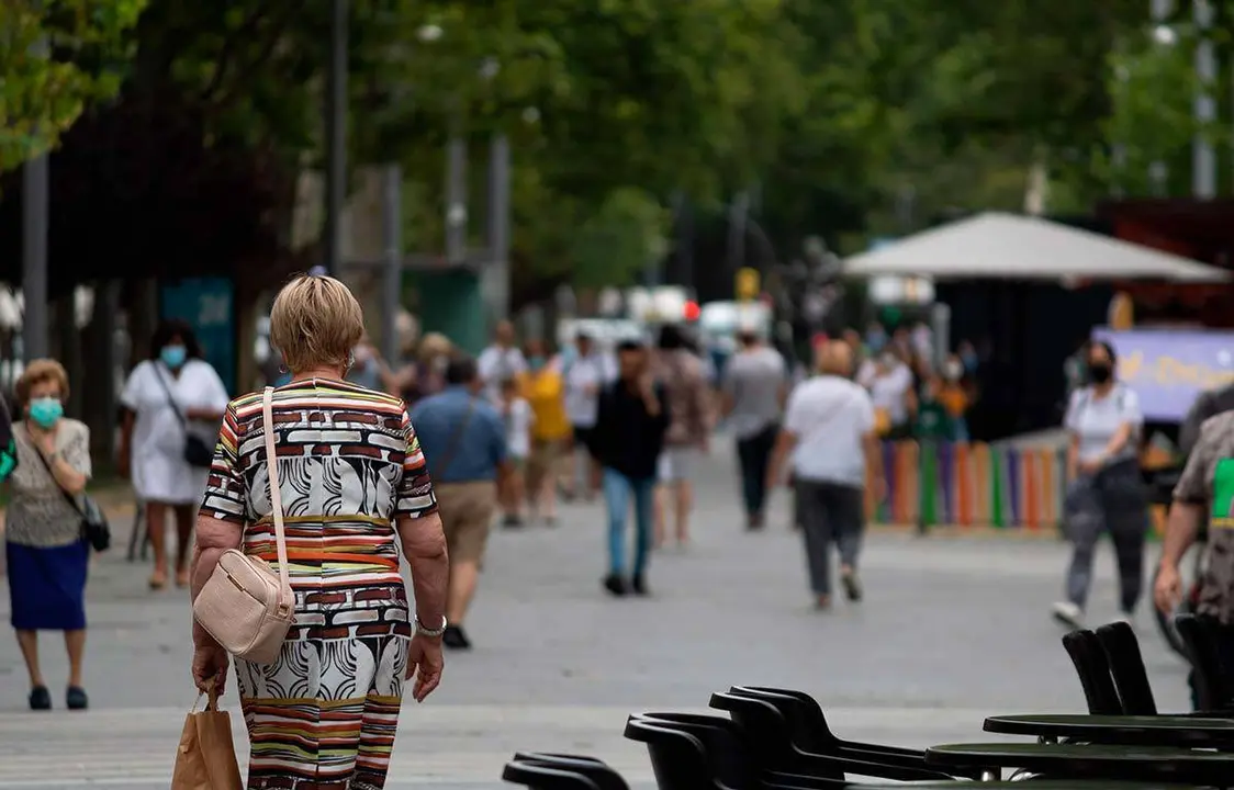 Personas paseando por la calle 