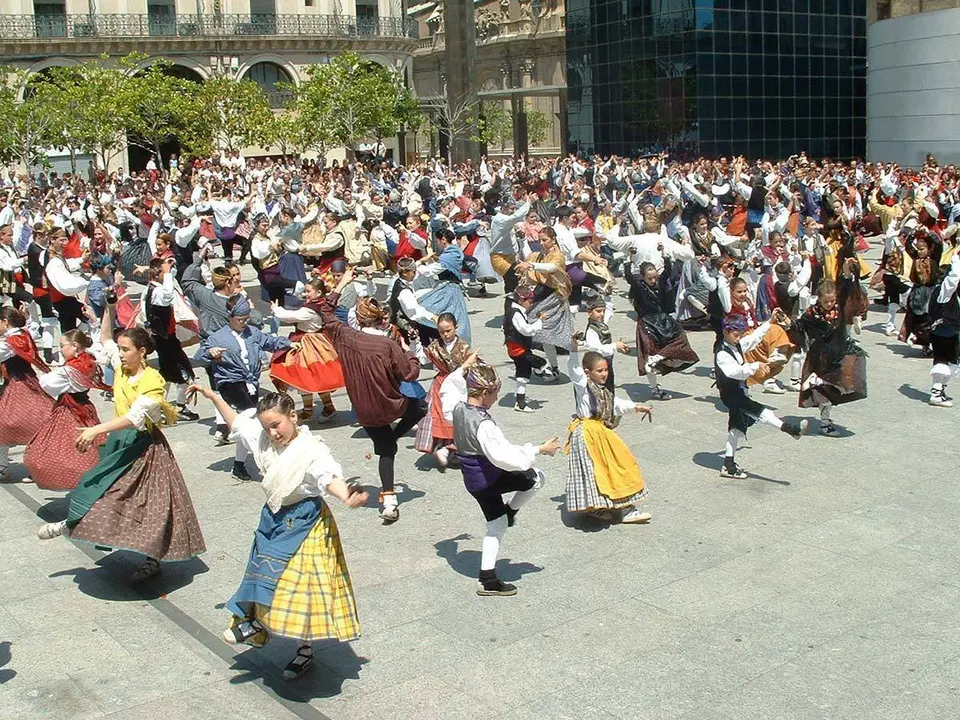 Joteros bailando la jota en la plaza del Pilar