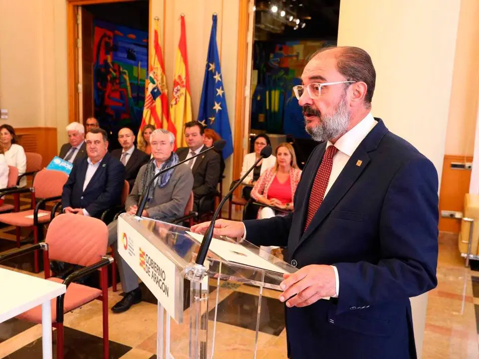 El presidente de Arag&oacute;n Javier Lamb&aacute;n hablando en la sala de columnas del Edificio Pignatelli