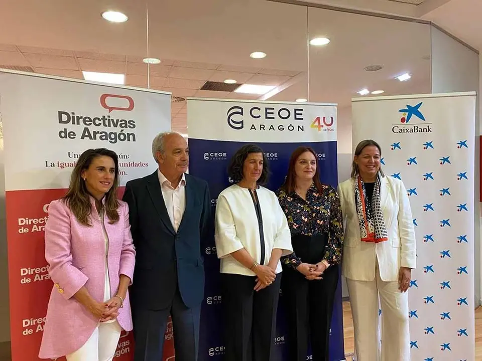 el presidente de CEOE Arag&oacute;n con las dos ganadoras antes de comenzar el acto