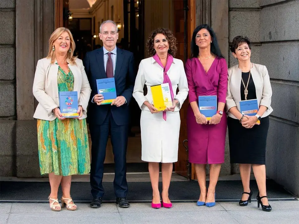 La ministra de Hacienda, Mar&iacute;a Jes&uacute;s Montero, ha entregado el documento en el Congreso con el fin de iniciar su tramitaci&oacute;n parlamentaria