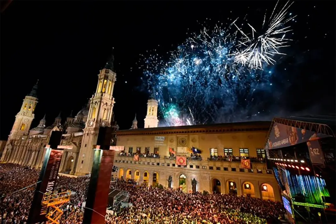 Plaza del Pilar llena de gente y fuegos artificiales