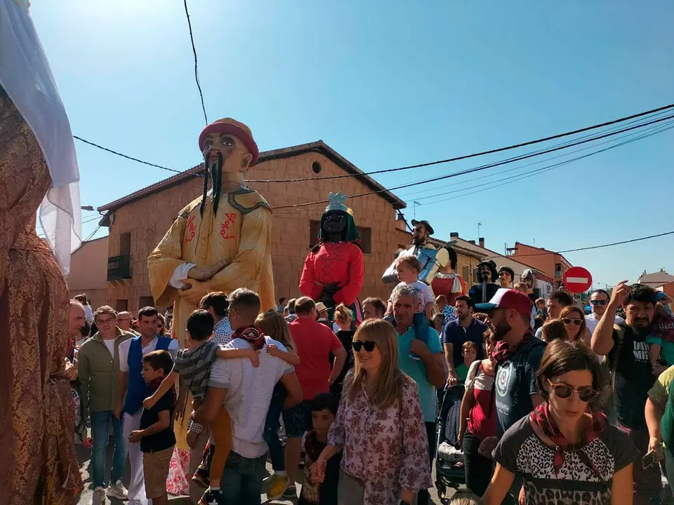 Los gigantes de la comparsa recorren las calles de Garrapinillos rodeados de familias