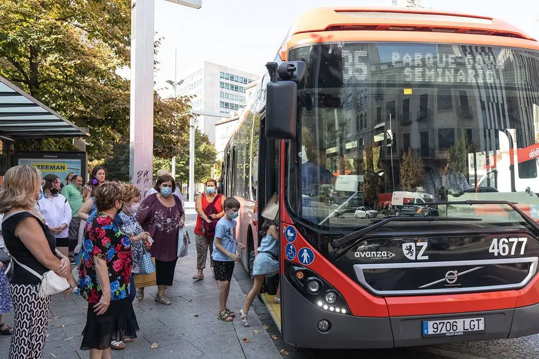 Autob&uacute;s urbano en una parada de paseo Independencia