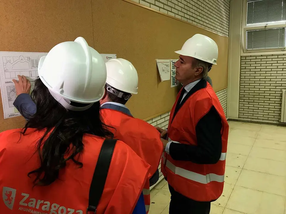 Varias personas con cascos de seguridad en una obra
