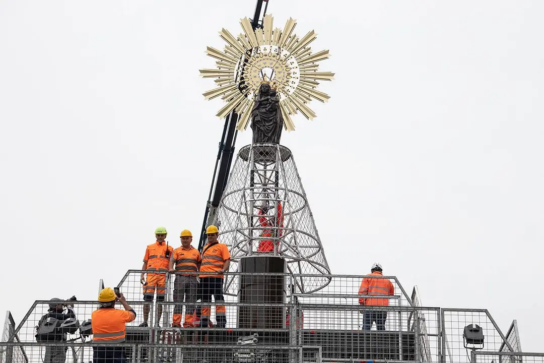 La Virgen en la estructura met&aacute;lica
