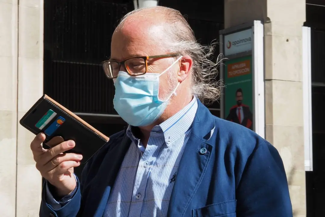 Un se&ntilde;or con mascarilla llama por tel&eacute;fono