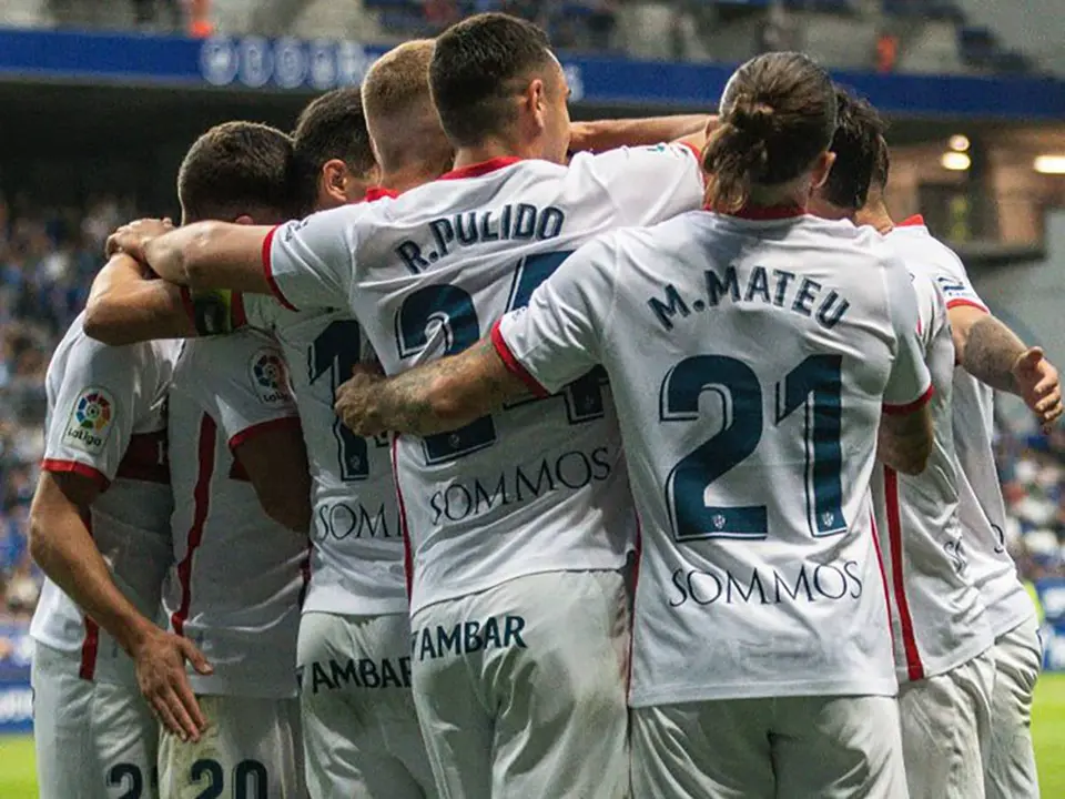 El Huesca celebra la victoria en Oviedo