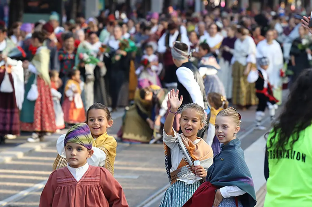 Un grupo de ni&ntilde;as en la Ofrenda del Flores