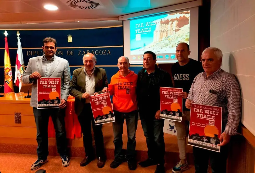 Varias personas con el cartel de la Far West Trails 