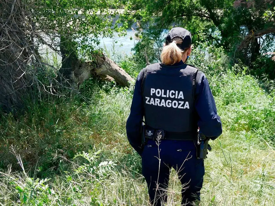 Un agente de la polic&iacute;a local, de espaldas
