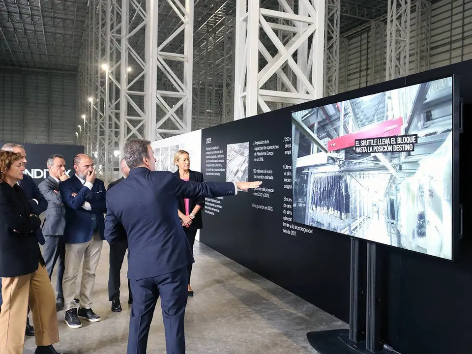 Esta nueva nave, que ya est&aacute; pr&aacute;cticamente construida, contiene un nuevo silo robotizado, con la &uacute;ltima tecnolog&iacute;a para el almacenamiento eficiente de prenda colgada