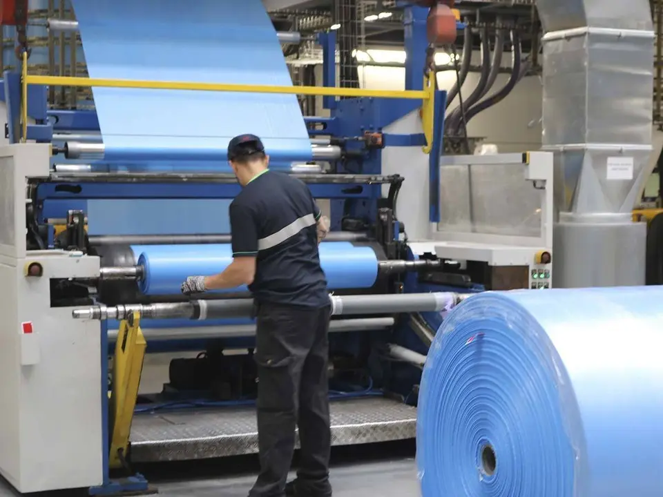 un hombre trabajando en una f&aacute;brica