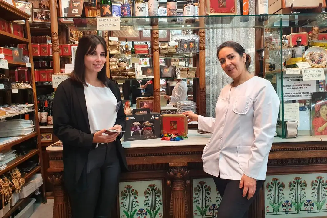 Foto del interior de la pasteler&iacute;a Fantoba, con dos mujeres mirando a la c&aacute;mara mostrando una selecci&oacute;n de frutas de Arag&oacute;n