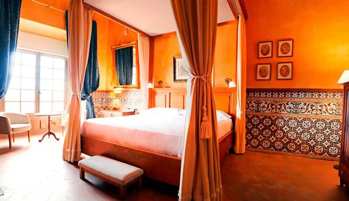 Habitaci&oacute;n de con cama con dosel