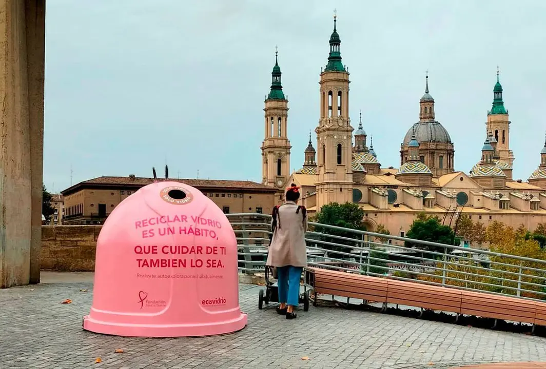Igl&uacute; rosa con el Pilar de fondo