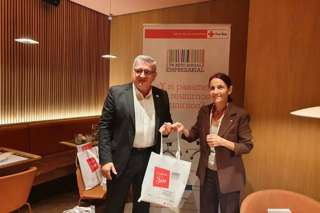 Foto de el presidente de Horeca y la presidenta de la Cruz Roja