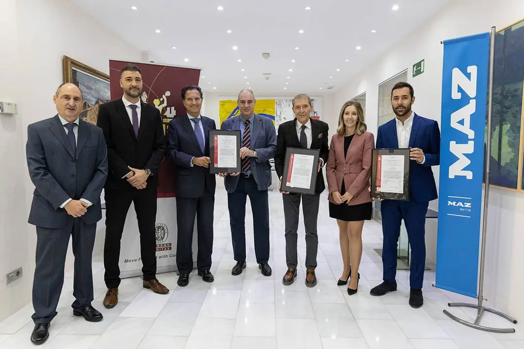 Plantilla de MAZ posa con los certificados ISO
