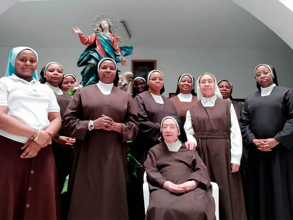 Foto de once de las monjas que viven en el Monasterio de Nuestra Se&ntilde;ora de la Asunci&oacute;n de Huesca