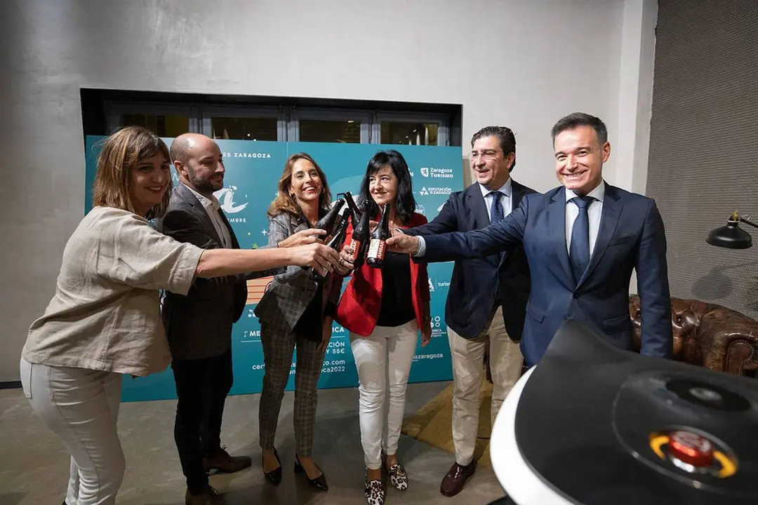 Los asistentes a la presentaci&oacute;n de los Premios Horeca brindan con botellines de cerveza